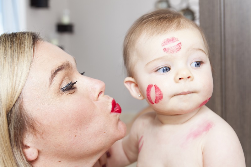 Передача кариеса при поцелую матери ребенку
