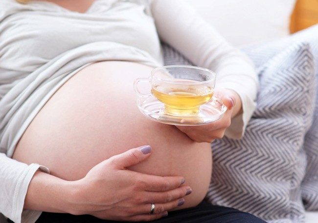 беременная с чаем