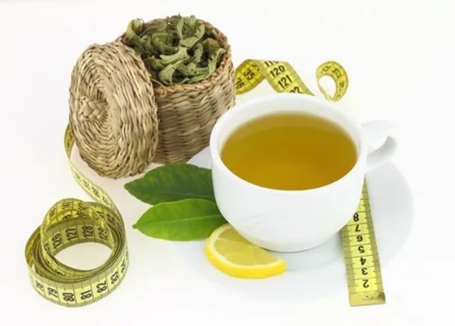 чашка зеленого чая и сантиметр
