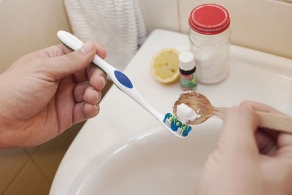 чистить зубы содой