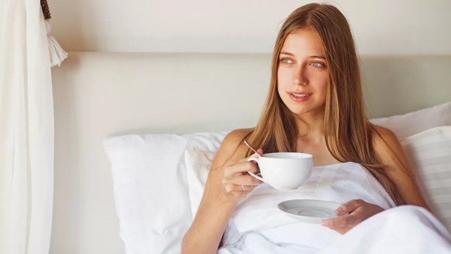 девушка пьет чай в постели