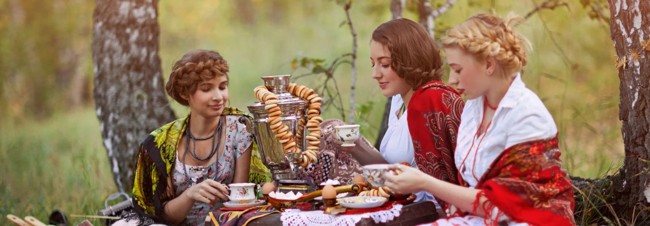 девушки в лесу пьют чай