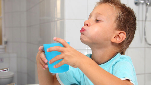 Можно ли полоскать солью, содой и йодом горло у детей?