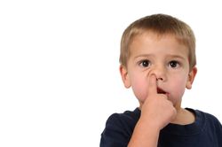 Козявки в носу откуда берутся, можно ли есть, как отучить ребенка
