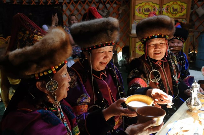 монголки пьют чай