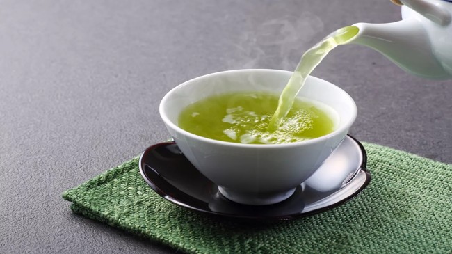 наливают зеленый чай
