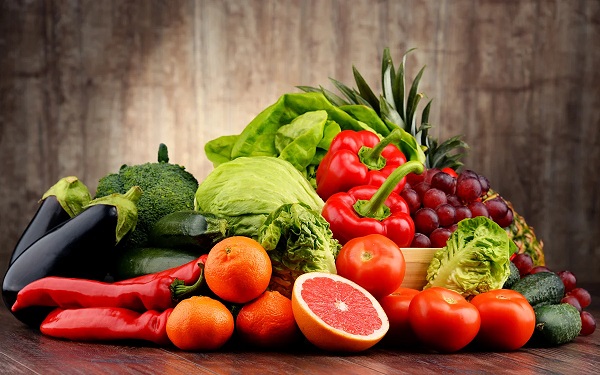 Овощи и фрукты на столе