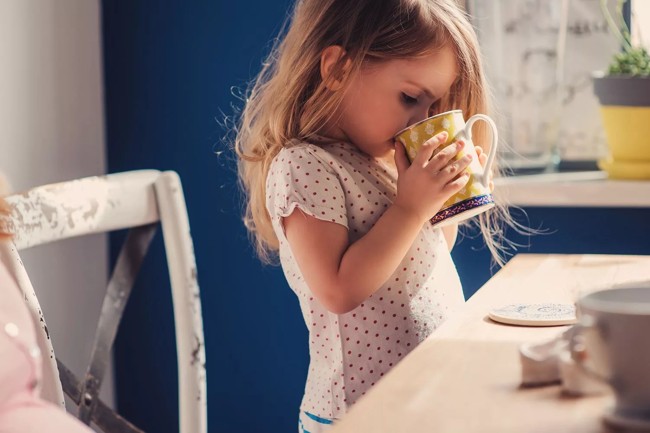 ребенок пьет чай с душицей