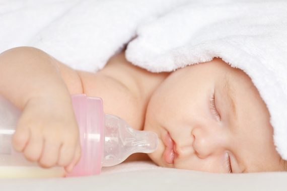ребёнок спит с бутылочкой