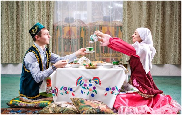 татарские парень и девушка за столом