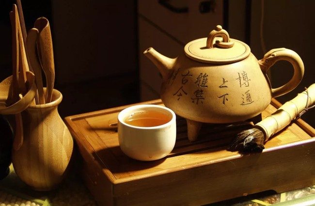 заварник и чашка с китайским чаем