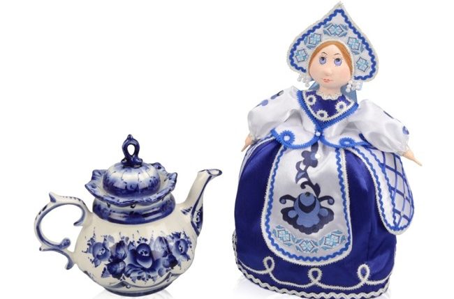 заварочный чайник и кукла грелка